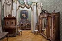 Obnova vybraného nábytku Arcibiskupského zámku v Kroměříži. Jedná se o restaurování  28 kusů historického nábytku ze 17.-19. stol.,